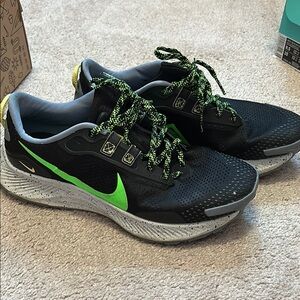 Nike Men's Black and Green Running Shoes